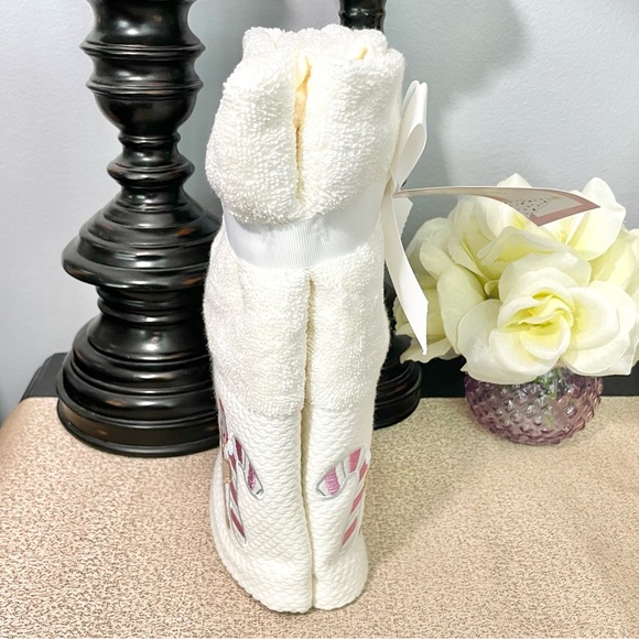 NWT Set of 2 GINGERBREAD MAN/ CANDY CANE/ GINGERBREADHOUSE Bathroom Hand Towels - Picture 3 of 7